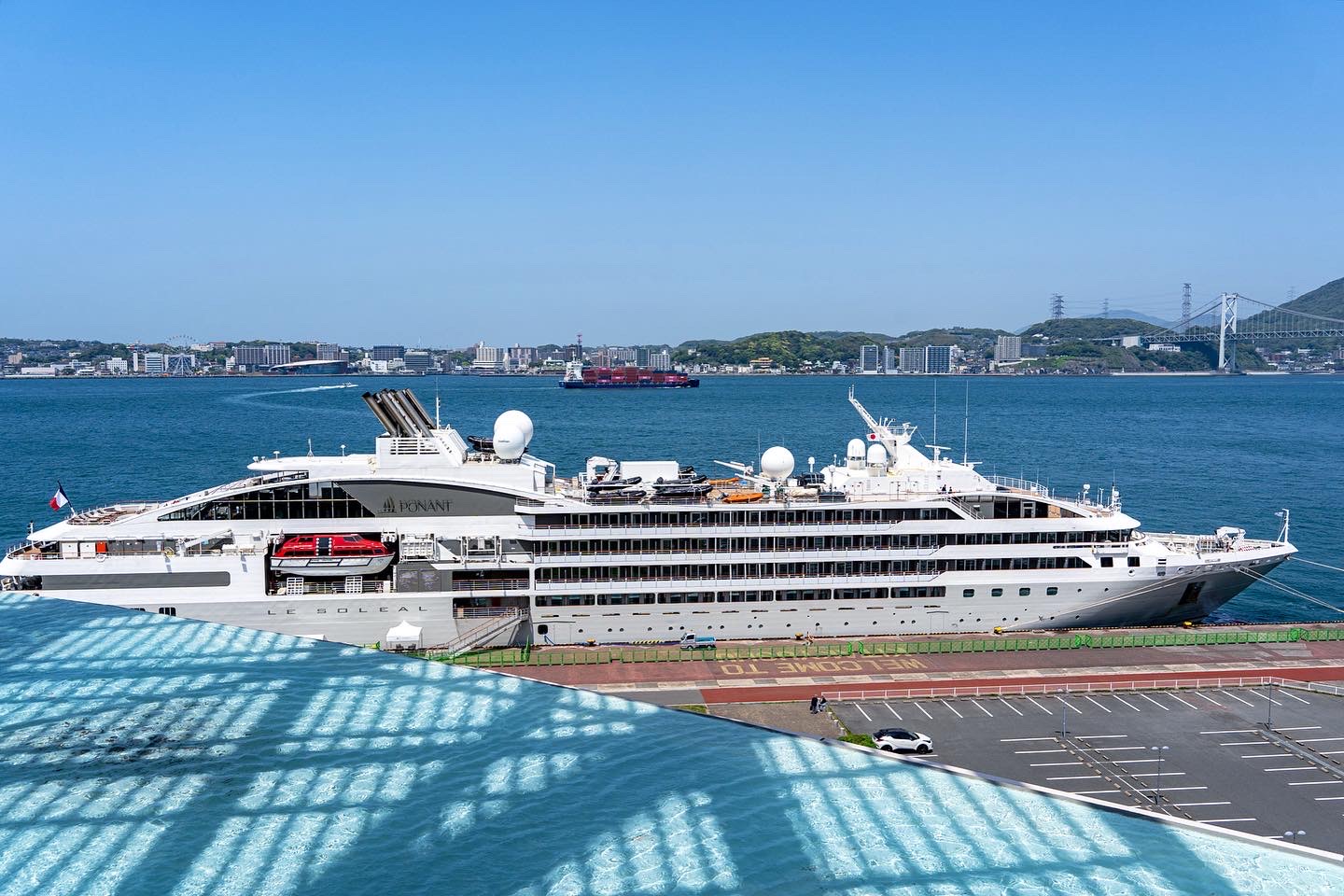 関門海峡ミュージアム5階展望デッキから望むクルーズ船と関門海峡