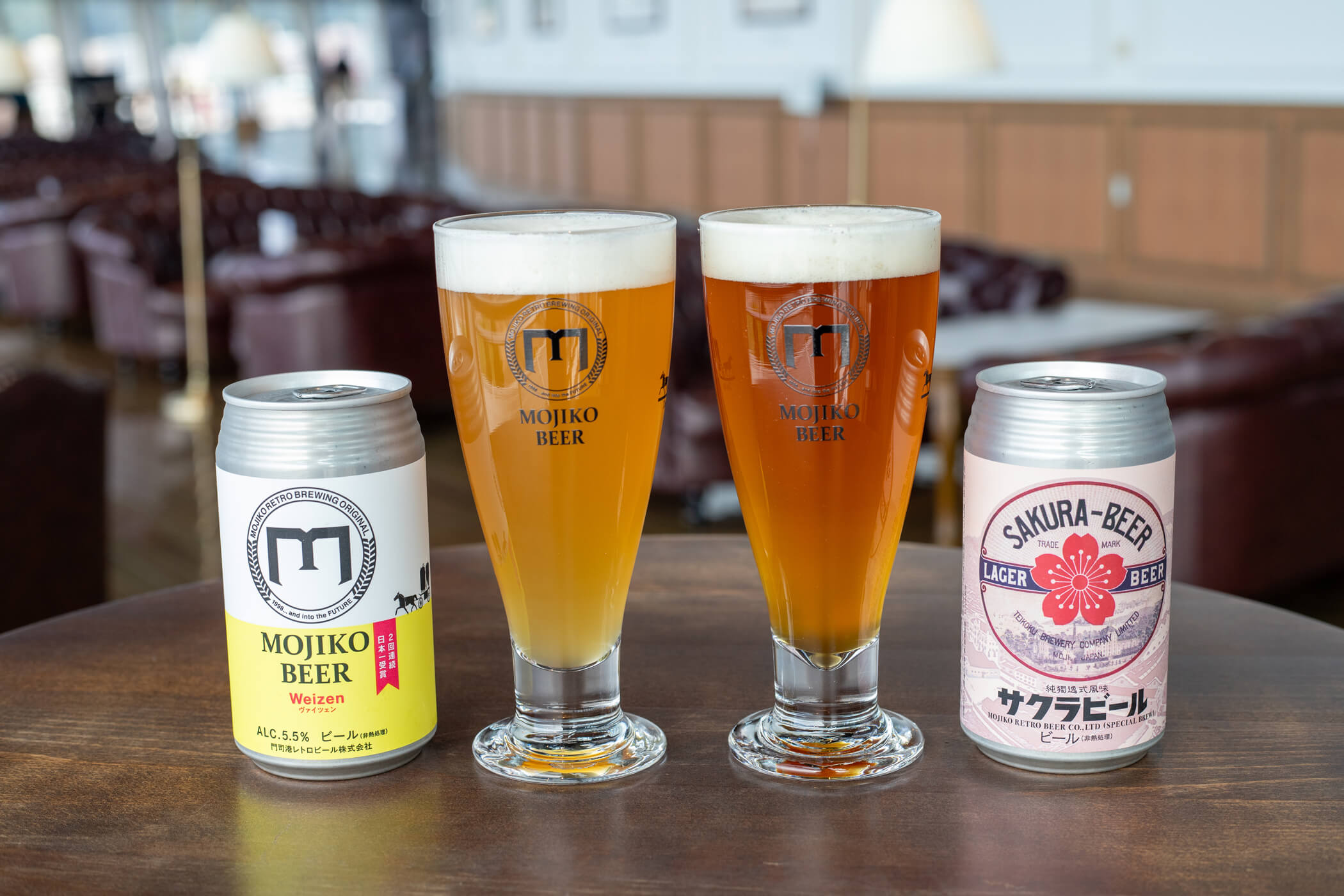 門司港地ビールのヴァイツェンとサクラを門司港地ビール専用のグラスに注いで