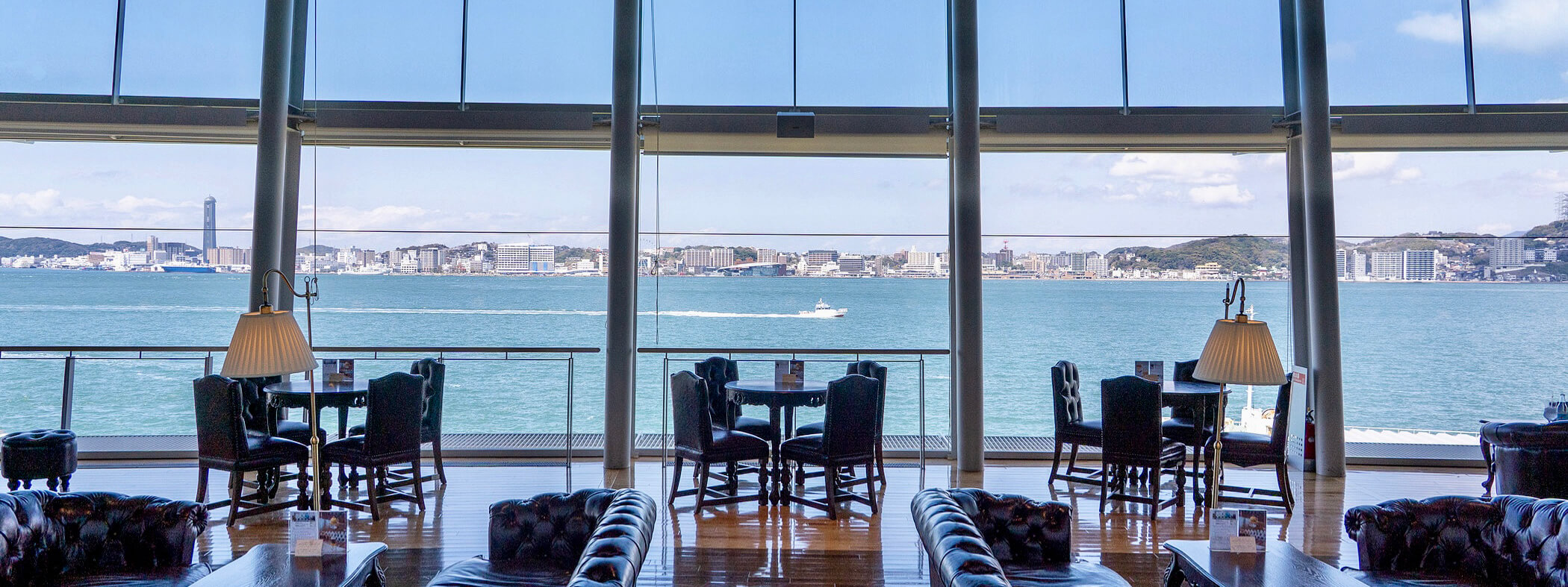 関門海峡ミュージアムのクルーズカフェキャナルからは関門海峡を一望できます