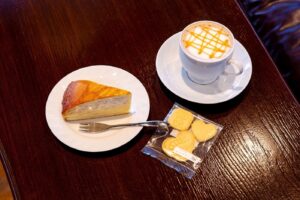 ミルクレープとキャラメルラテとお正月限定クッキー