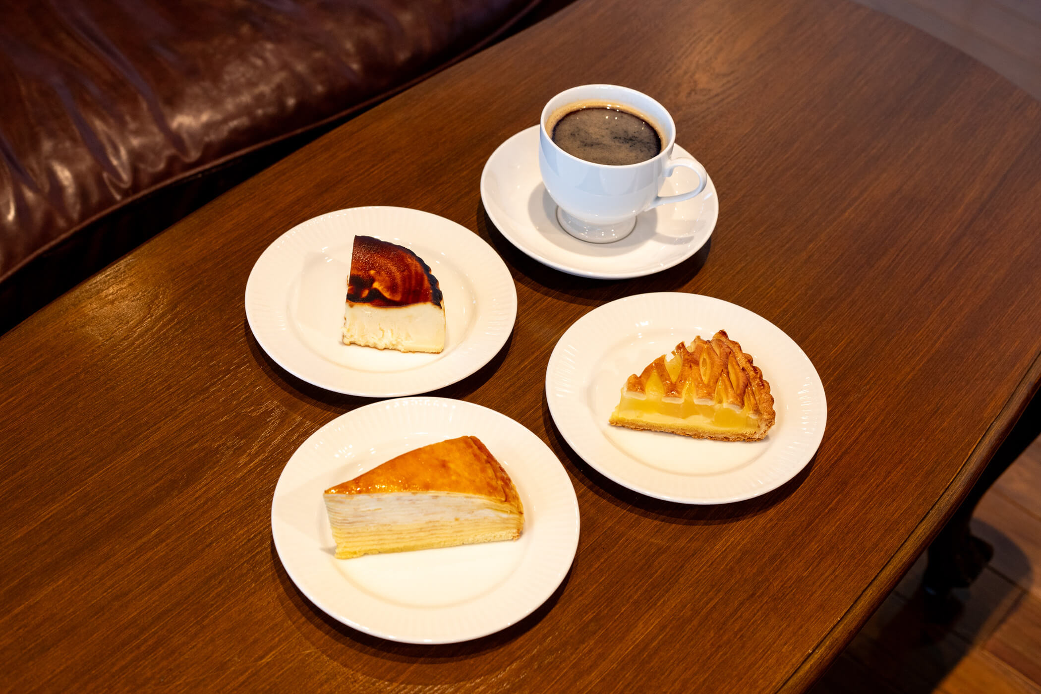 バスクチーズケーキとアップルパイとミルクレープとホットコーヒー