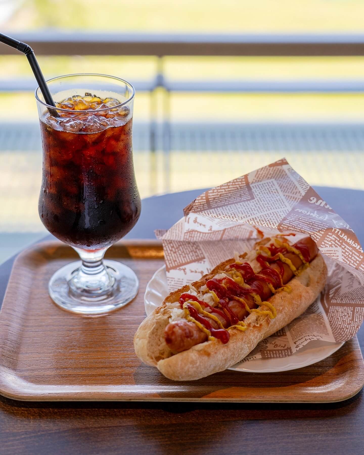 海峡ホットドッグのプレーンとアイスコーヒー