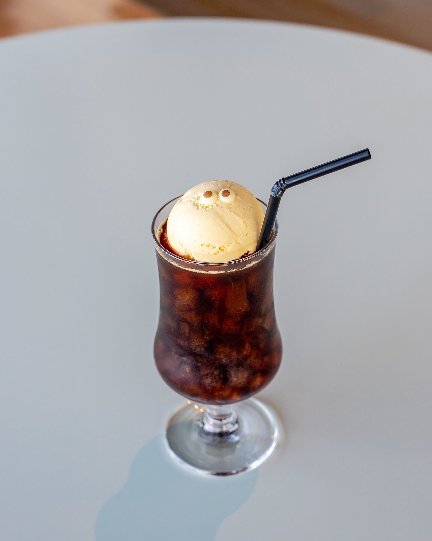 目玉チョコレートを追加したハロウィン仕様のバニラアイスをトッピングしたアイスコーヒー