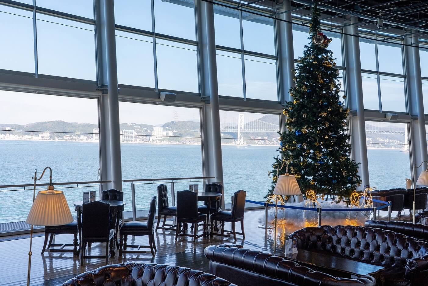 大型クリスマスツリーと青い海は港町ならではのロケーションです