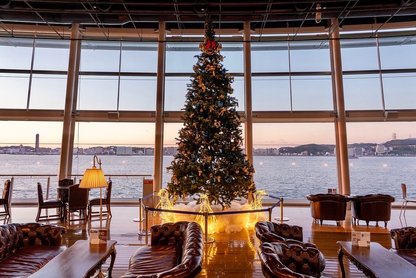 夕日に染まる大型クリスマスツリー