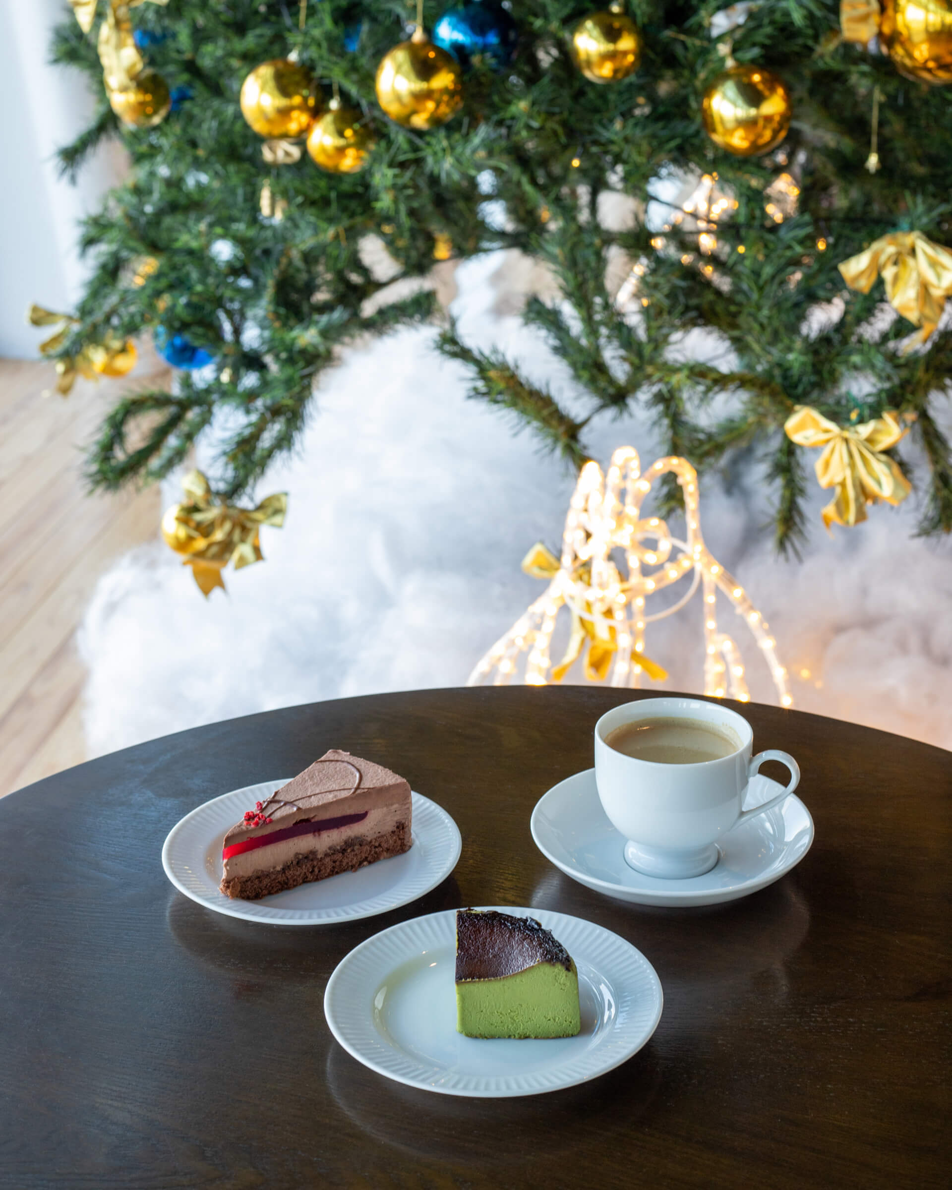 抹茶バスクチーズケーキとショコラフランボワーズケーキ