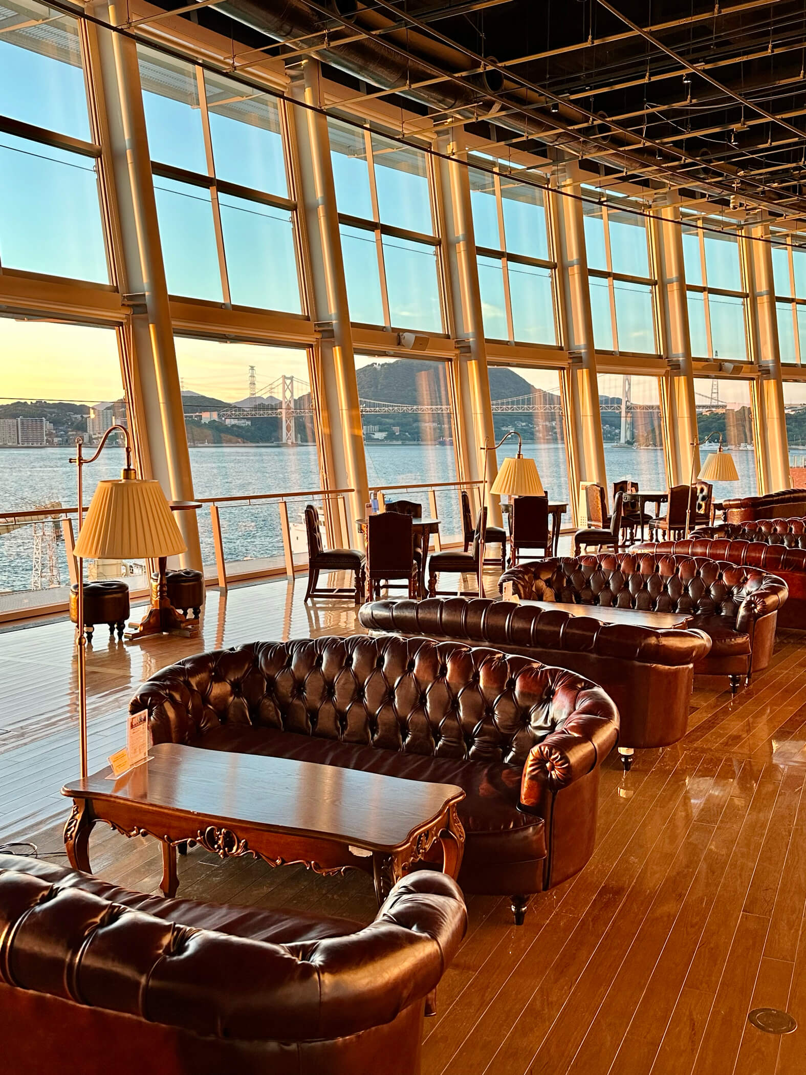 関門海峡ミュージアムのクルーズカフェキャナルの客席から眺める関門海峡と関門橋