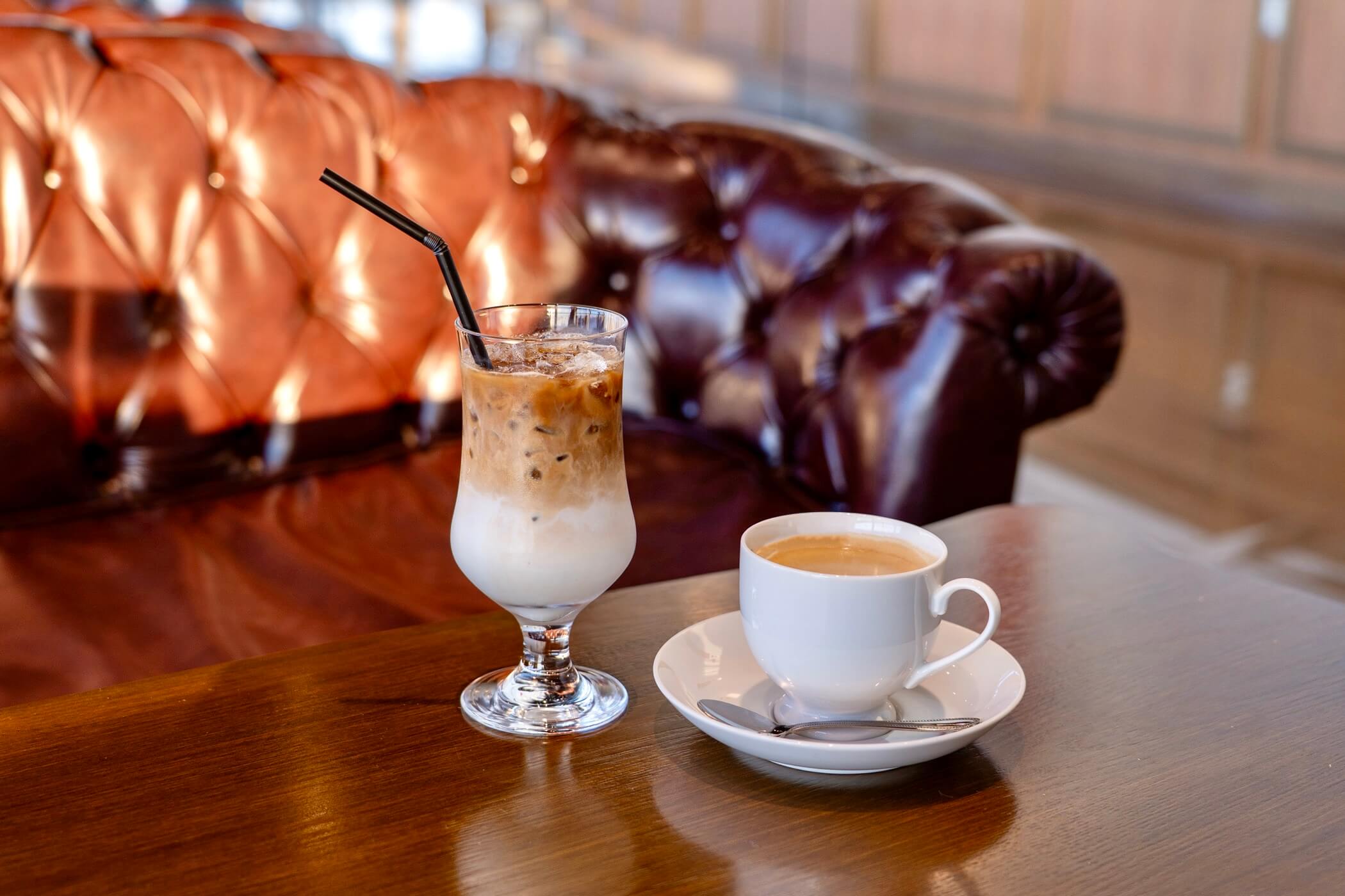 関門海峡ミュージアムのクルーズカフェキャナルで提供しているアイスカフェラテとホットコーヒー