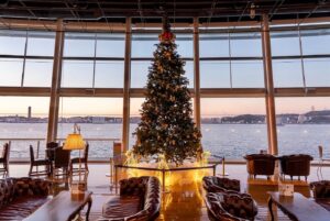 関門海峡ミュージアムのプロムナードデッキエリアに展示されている大型クリスマスツリー