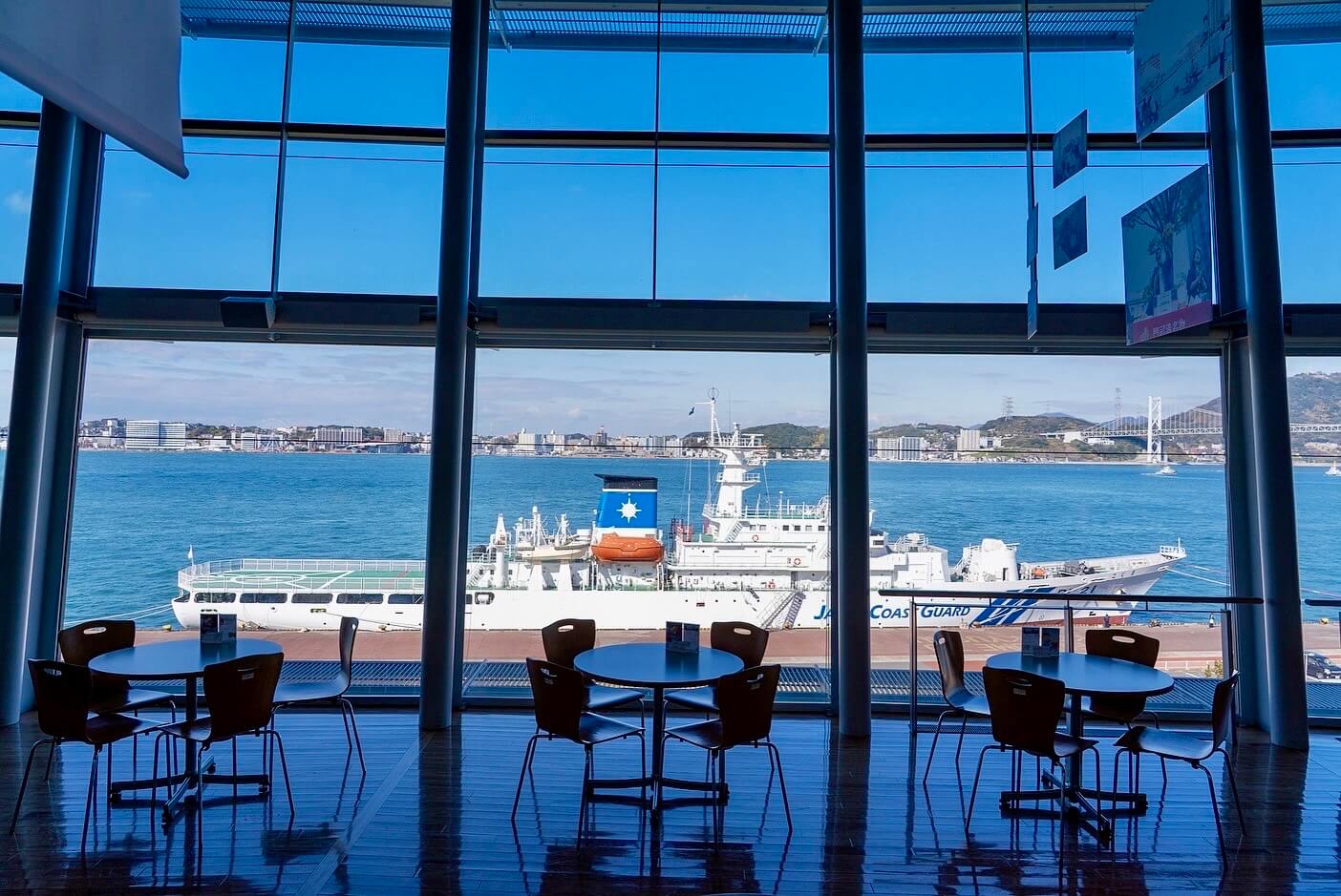 客席のあるプロムナードデッキエリアから眺める海上保安庁の巡視船「こじま」