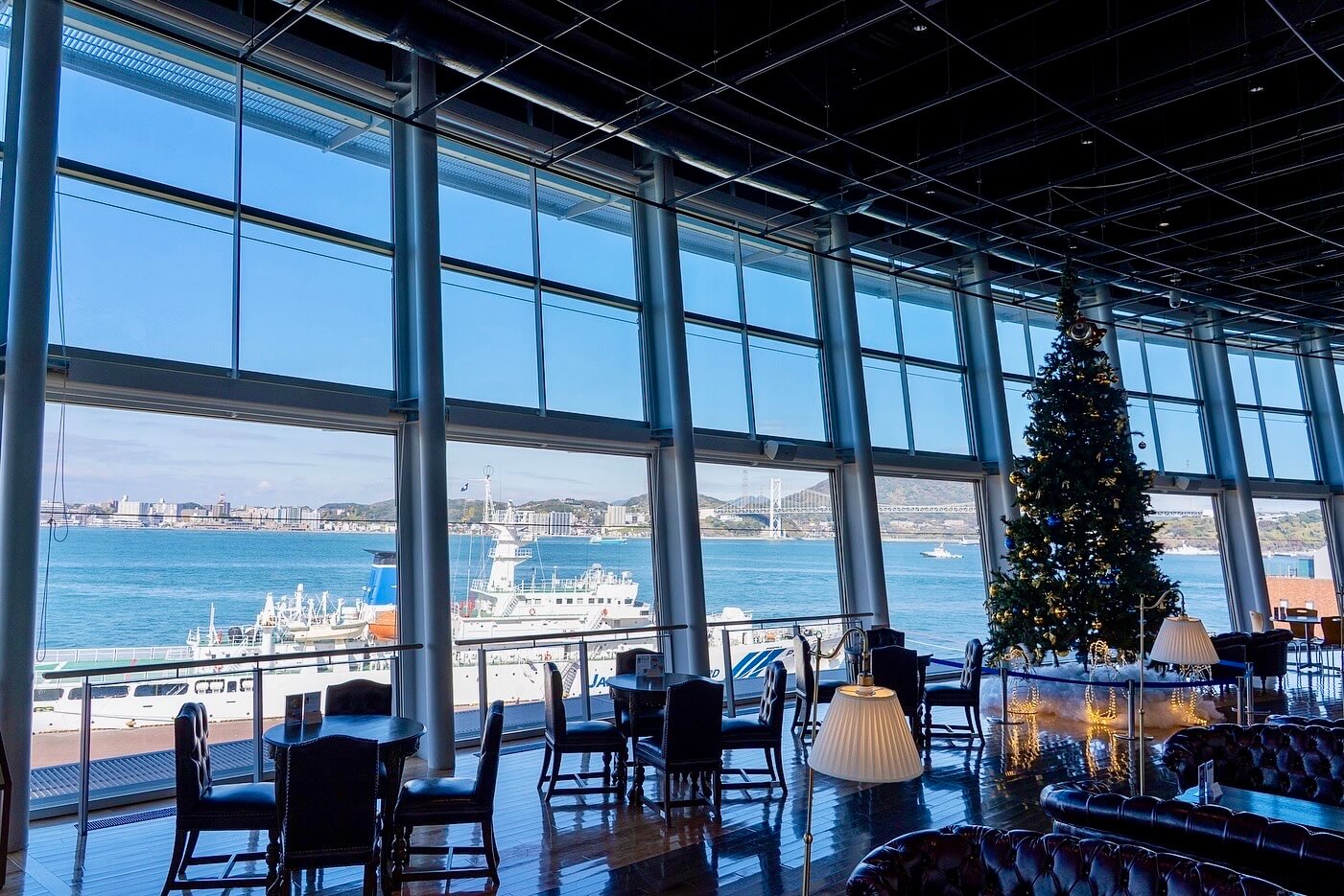 プロムナードデッキエリアに展示されている大型クリスマスツリーと海上保安庁の巡視船「こじま」