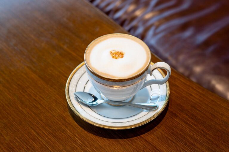 関門海峡ミュージアムのクルーズカフェキャナルで提供しているキャラメルオレンジラテ