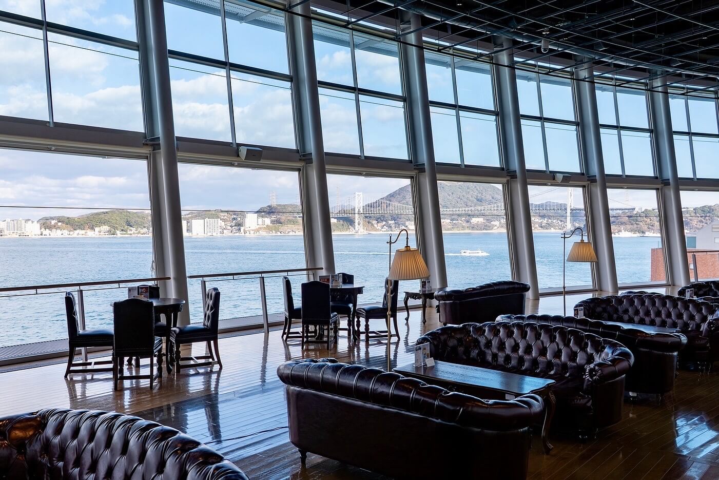 2026年1月1日の関門海峡ミュージアムのクルーズカフェキャナルの客席エリアから見渡す関門海峡と関門橋