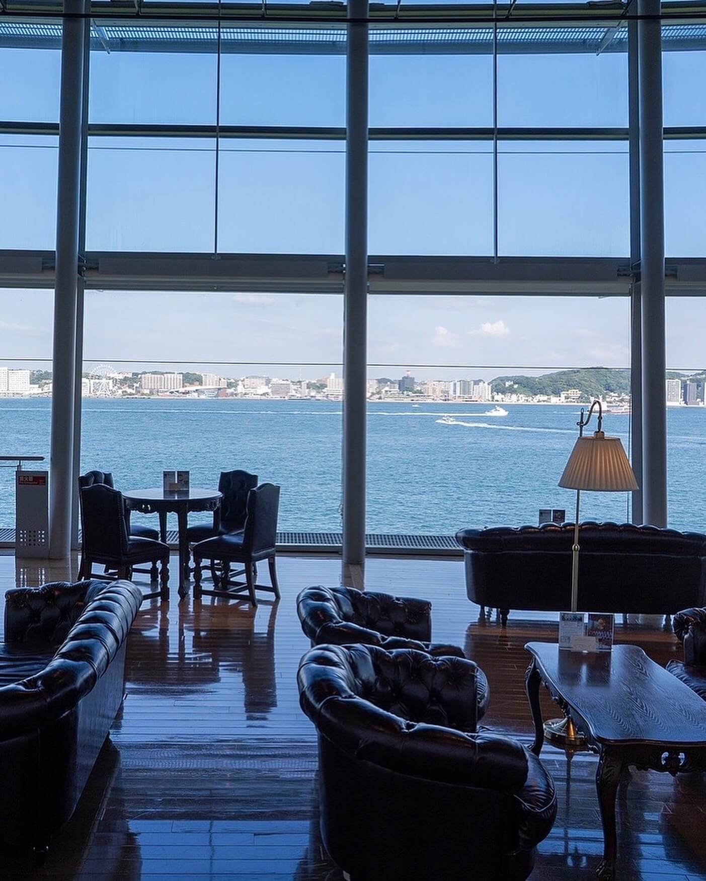 関門海峡ミュージアムのクルーズカフェキャナルから眺められる関門海峡