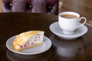 新作フルーツミルクレープとホットコーヒー