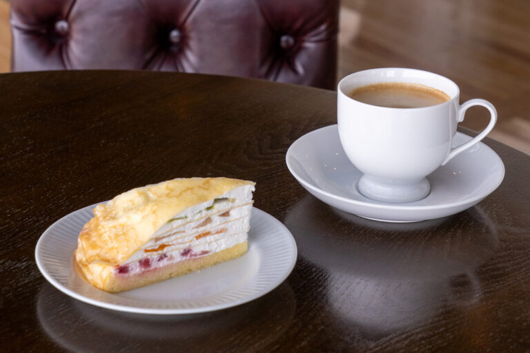 新作フルーツミルクレープとホットコーヒー