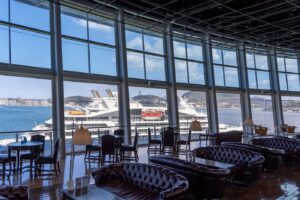 関門海峡ミュージアムにあるクルーズカフェキャナルの客席から見渡せる関門海峡とクルーズ船のポナン社のルソレアル