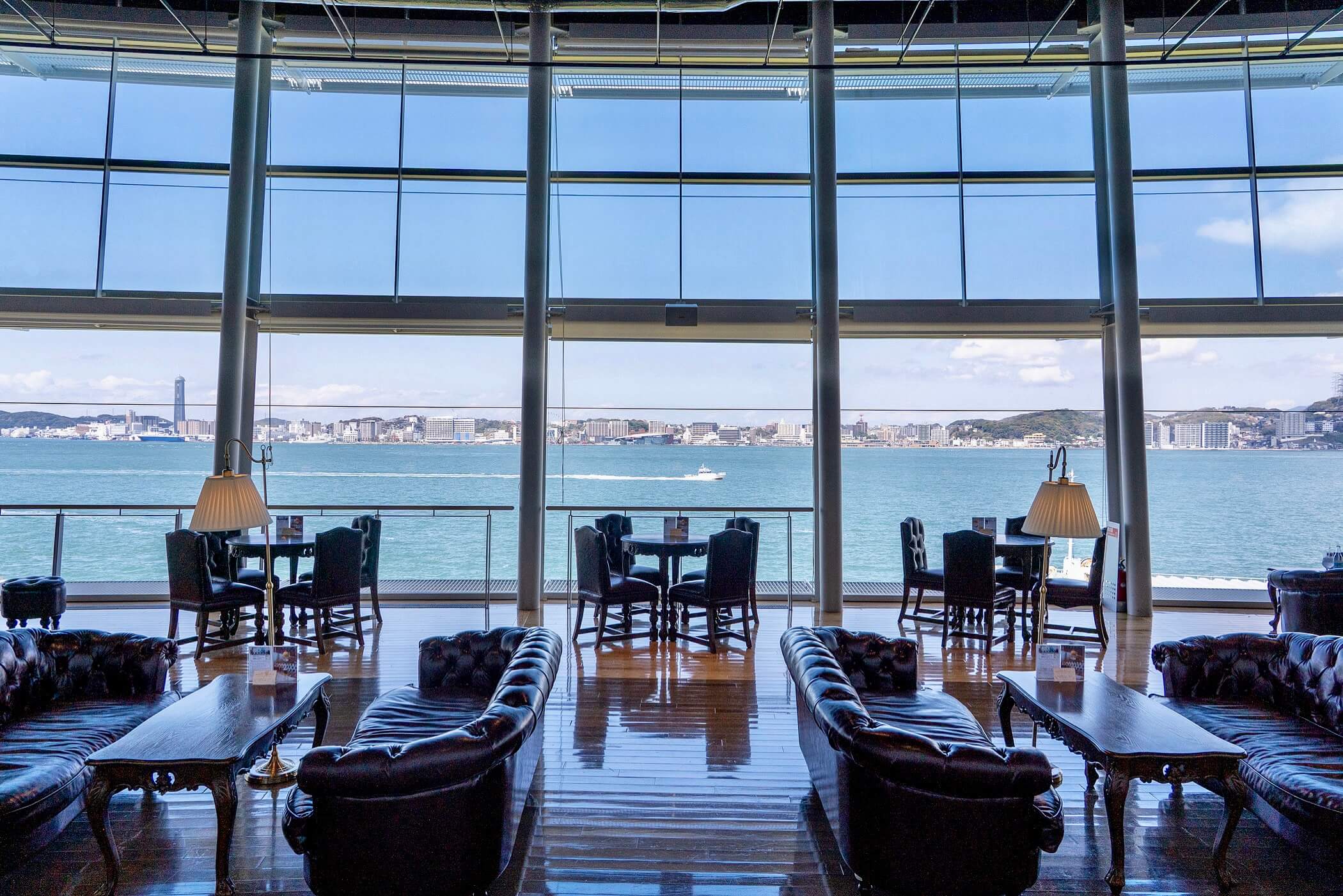 関門海峡ミュージアムのクルーズカフェキャナルからは関門海峡を一望できます。