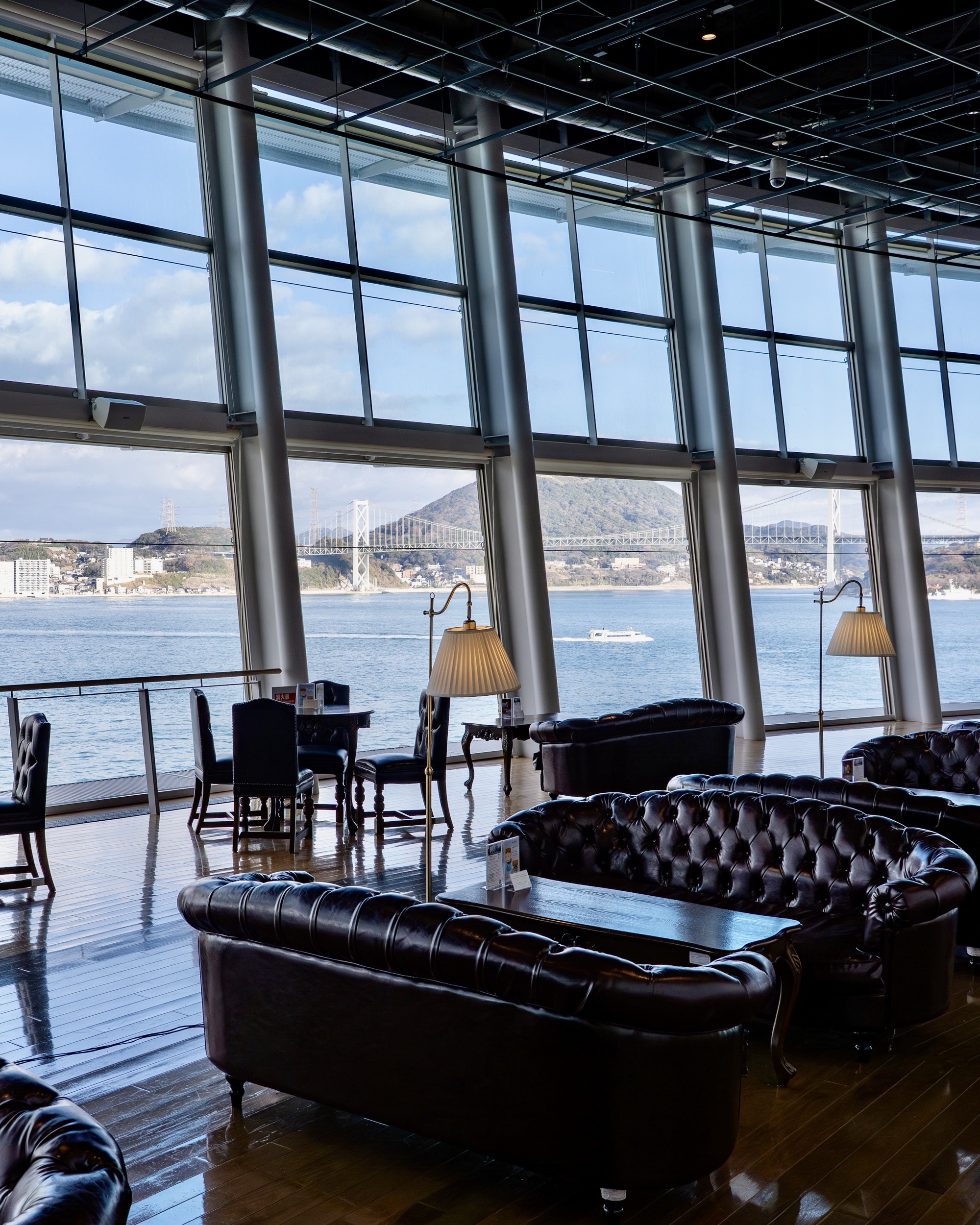 関門海峡ミュージアム４階のクルーズカフェキャナルからは関門海峡が一望できます。