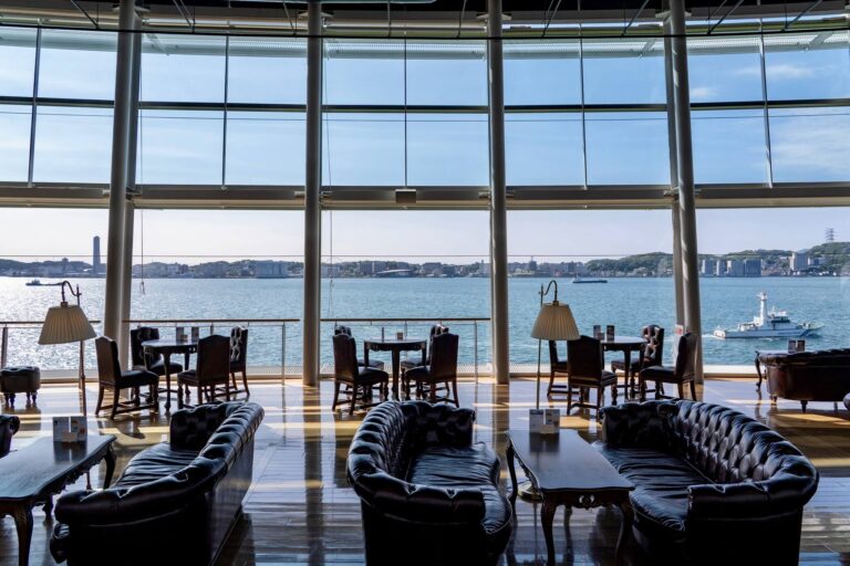 関門海峡ミュージアムのクルーズカフェキャナルのロケーションです。関門海峡が一望できます。