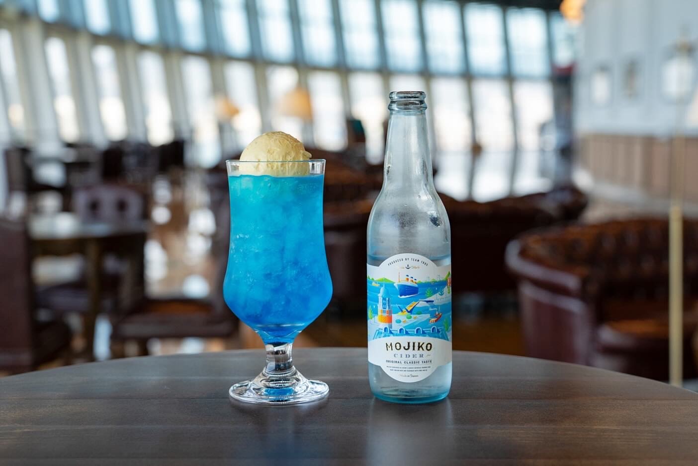 関門海峡ミュージアム、クルーズカフェキャナルの看板メニューだった門司港サイダーブルーにバニラアイストッピング