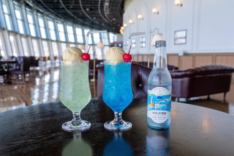 門司港サイダーにバニラアイストッピングでチェリーをサービスでおつけしています。