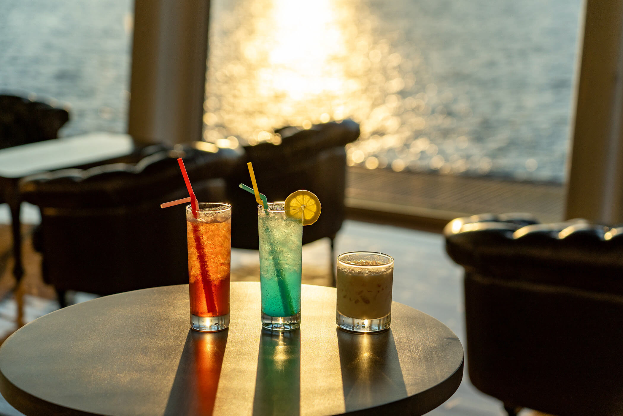 夕日を眺めながら門司港にちなんだ３種のカクテル