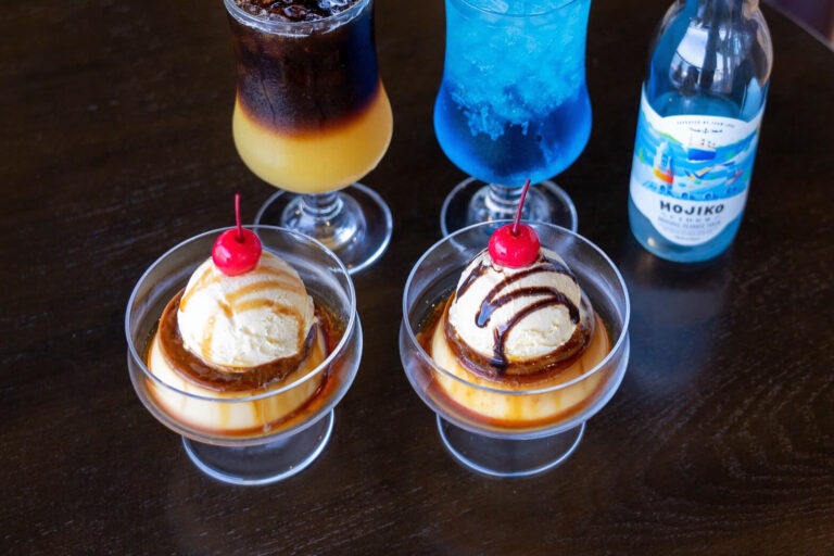 昭和レトロプリンのチョコレートソースとキャラメルソーストッピング