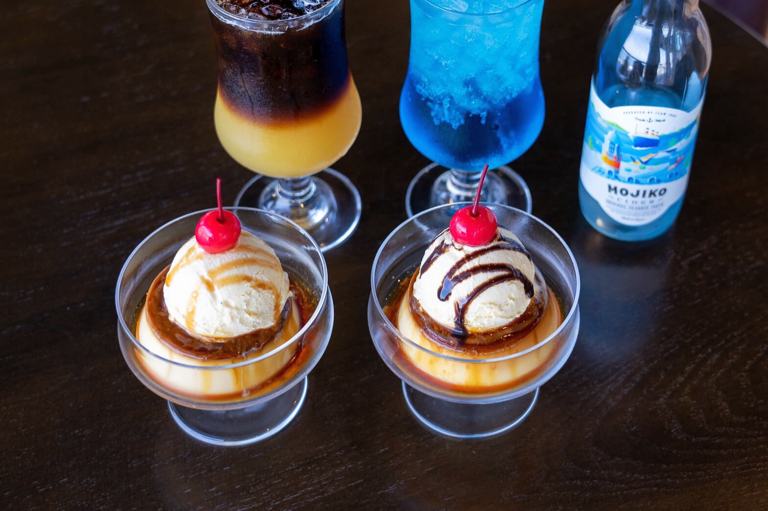 昭和レトロプリンのチョコレートソースとキャラメルソーストッピング