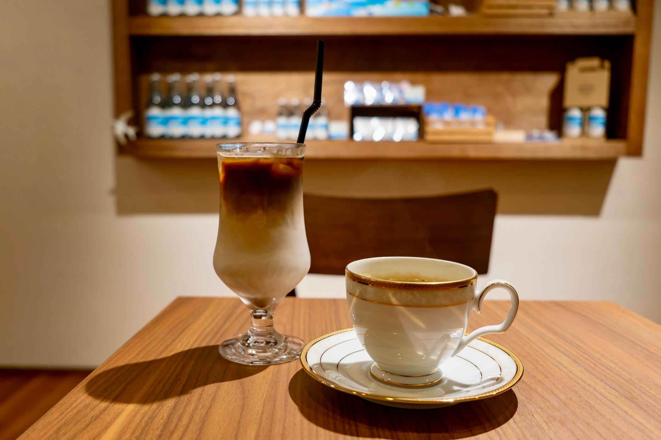 クルーズカフェキャナルのアイスカフェラテとホットコーヒー
