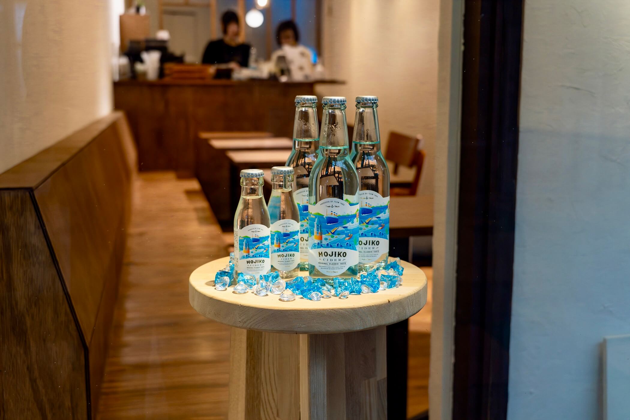 栄町銀天街のクルーズカフェキャナル店内に展示している門司港サイダー