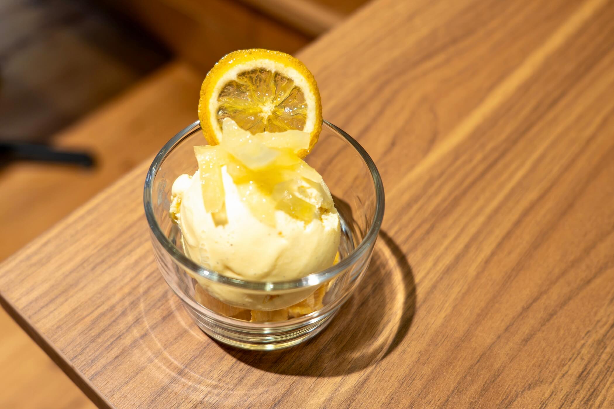 クルーズカフェキャナルのレモンを添えたバニラアイス